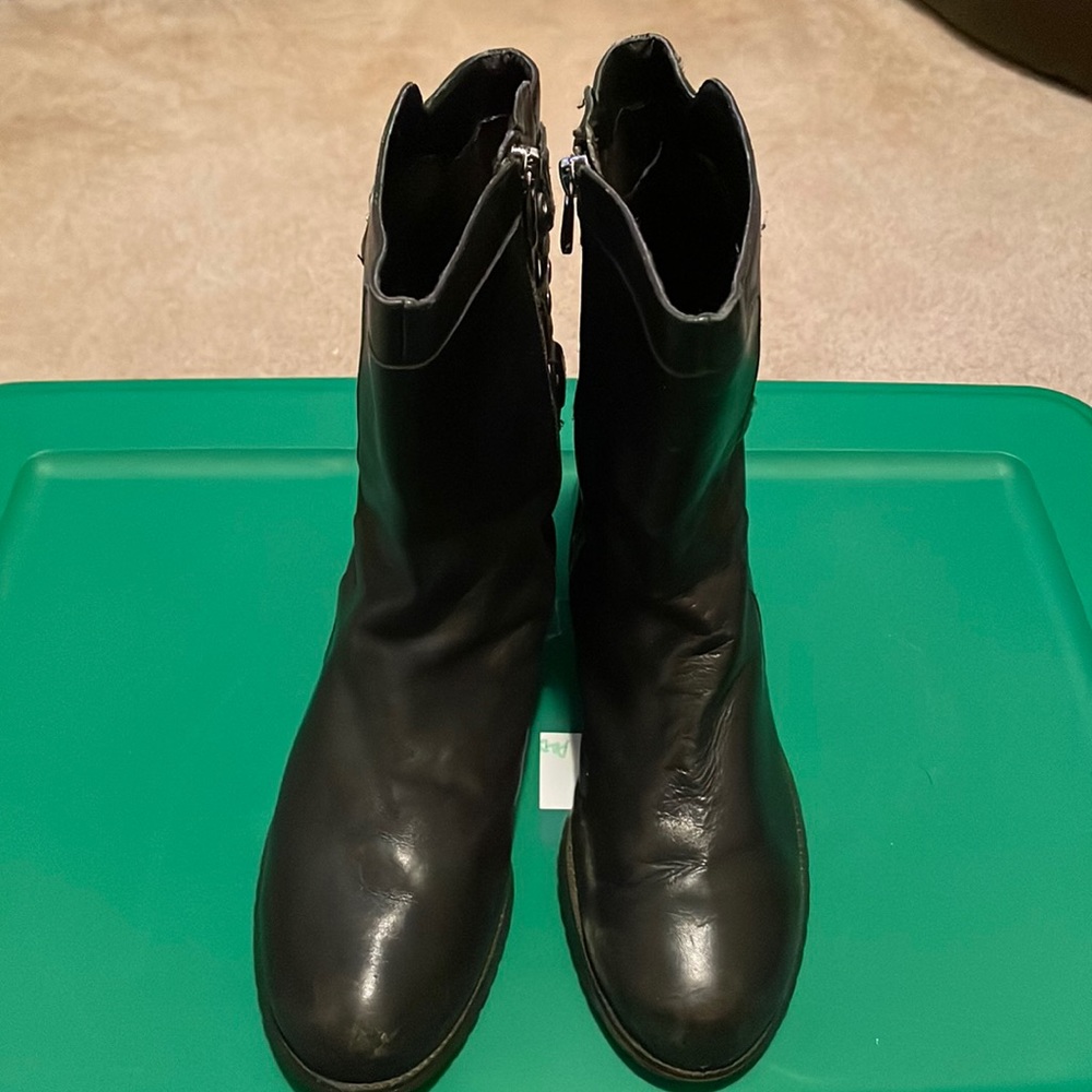 Short leather ankle boots